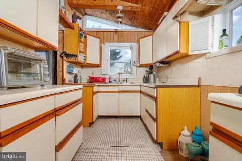 Entry Way - 7428 Bay Front Rd, Sparrows Point, MD 21219 photo 3 of 6
