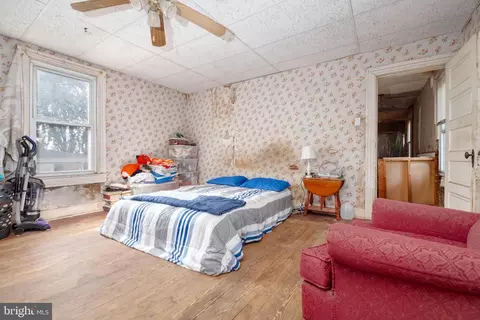 Bedroom - 7428 Bay Front Rd, Sparrows Point, MD 21219 photo 1 of 5
