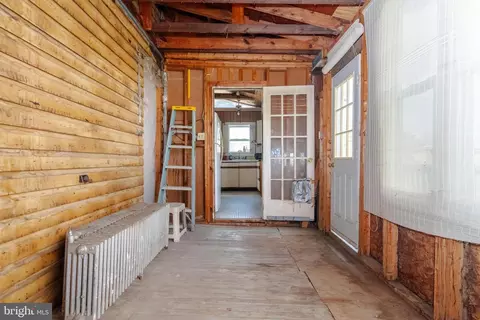 Entry Way - 7428 Bay Front Rd, Sparrows Point, MD 21219 photo 4 of 6