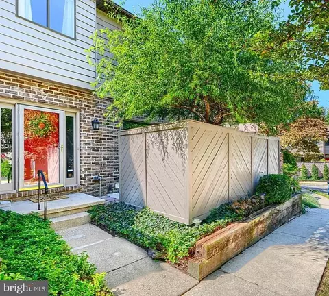 7 Hampshire Woods Ct, Towson, MD 21204