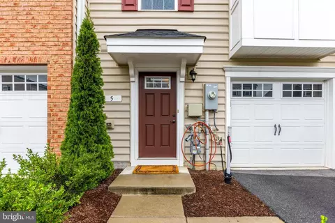 5 Gates Park Ct, Baltimore, MD 21227 photo 2