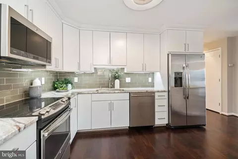 Kitchen - 205 E Joppa Rd #2009, Towson, MD 21286 photo 2 of 4