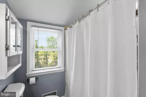 Bath - 1149 Linden Ave, Halethorpe, MD 21227 photo 3 of 3