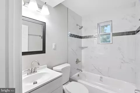 Bath - 4711 Forest View Ave, Baltimore, MD 21206 photo 1 of 4