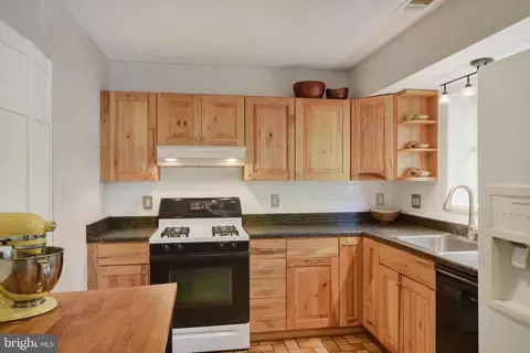 28 Stoneridge Ct, Baltimore, MD 21239 photo 6