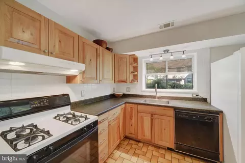 28 Stoneridge Ct, Baltimore, MD 21239 photo 7