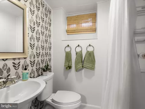Bath - 33 Dunkirk Rd, Baltimore, MD 21212 photo 4 of 4