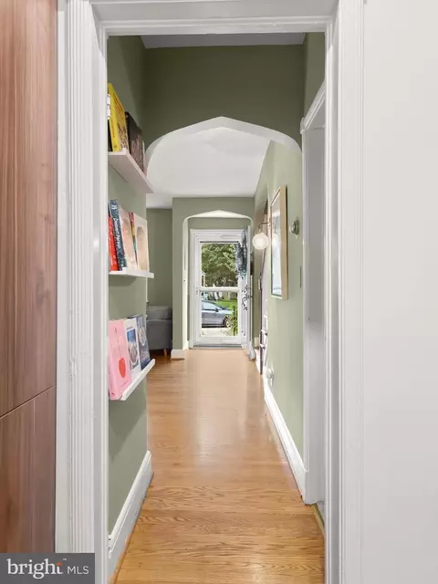 Entry Way - 33 Dunkirk Rd, Baltimore, MD 21212 photo 4 of 5