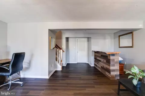Entry Way - 16 Sandview Ct, Baltimore, MD 21209 photo 2 of 3