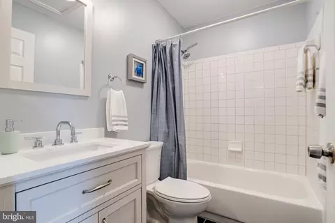 Bath - 16 Sandview Ct, Baltimore, MD 21209 photo 4 of 6