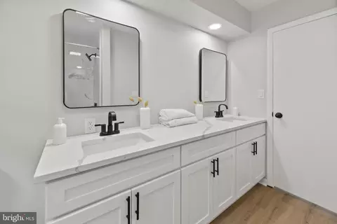 Bath - 5820 Farmview Ave, Baltimore, MD 21206 photo 2 of 4