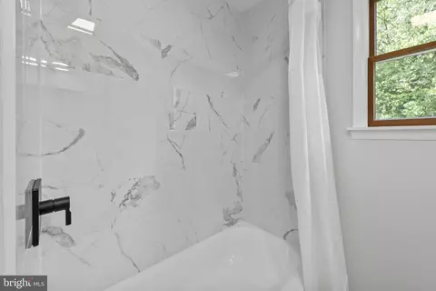 Bath - 5820 Farmview Ave, Baltimore, MD 21206 photo 1 of 4