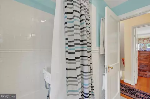 Bath - 634 Overbrook Rd, Baltimore, MD 21212 photo 2 of 3
