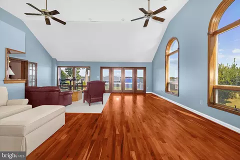 Living - 7521 Chesapeake Ave, Edgemere, MD 21219 photo 2 of 4