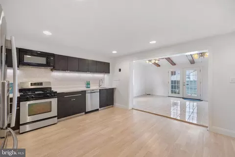 Entry Way - 8012 Wynbrook Rd, Baltimore, MD 21224 photo 2 of 4