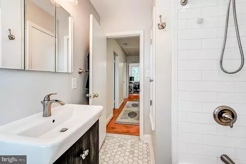 Bath - 424 Dumbarton Rd, Baltimore, MD 21212 photo 2 of 2