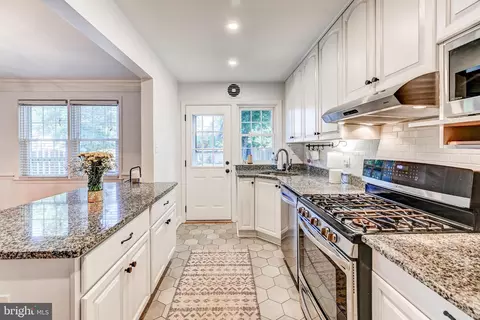 Kitchen - 424 Dumbarton Rd, Baltimore, MD 21212 photo 2 of 5