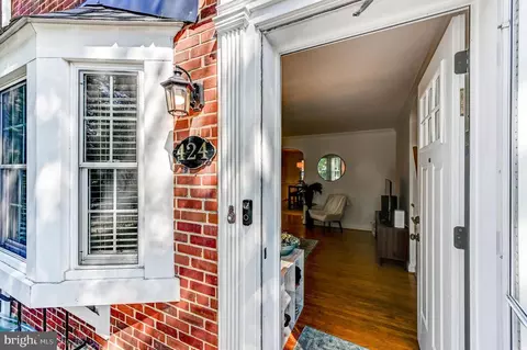 Entry Way - 424 Dumbarton Rd, Baltimore, MD 21212 photo 1 of 2