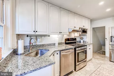 Kitchen - 424 Dumbarton Rd, Baltimore, MD 21212 photo 4 of 5