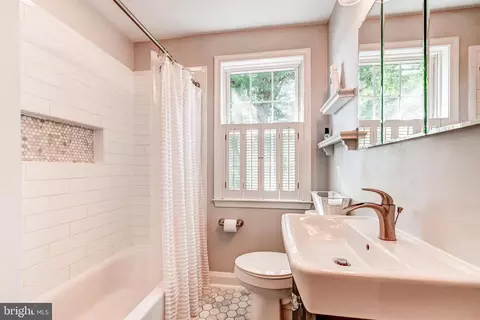Bath - 424 Dumbarton Rd, Baltimore, MD 21212 photo 1 of 2