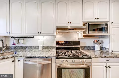 Kitchen - 424 Dumbarton Rd, Baltimore, MD 21212 photo 3 of 5