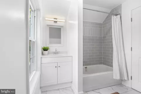 Bath - 710 Anneslie Rd, Baltimore, MD 21212 photo 4 of 5