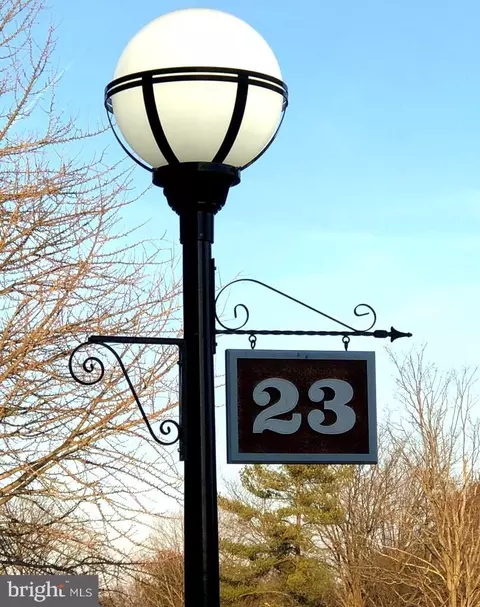 23 Stonehenge Cir #8, Pikesville, MD 21208