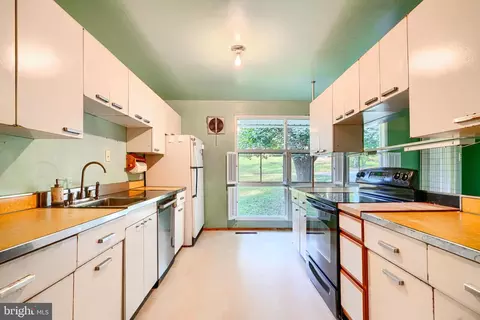 6015 Lakeview Rd, Baltimore, MD 21210 photo 15