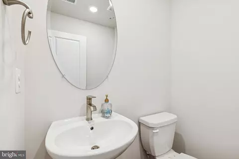 Entry Way - 2218 Partin Rd, Baltimore, MD 21244 photo 12 of 16