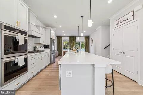 Entry Way - 2218 Partin Rd, Baltimore, MD 21244 photo 4 of 16