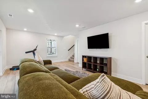 Entry Way - 2218 Partin Rd, Baltimore, MD 21244 photo 13 of 16