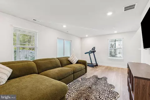 Entry Way - 2218 Partin Rd, Baltimore, MD 21244 photo 11 of 16
