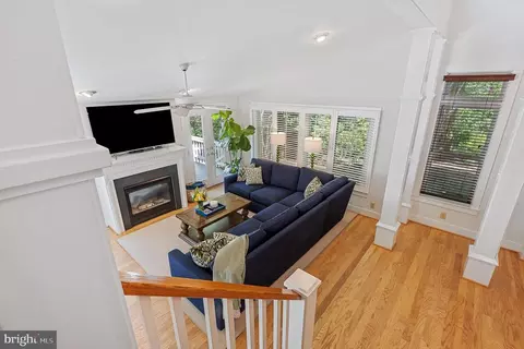 Entry Way - 27 Murray Hill Cir, Baltimore, MD 21212 photo 11 of 11