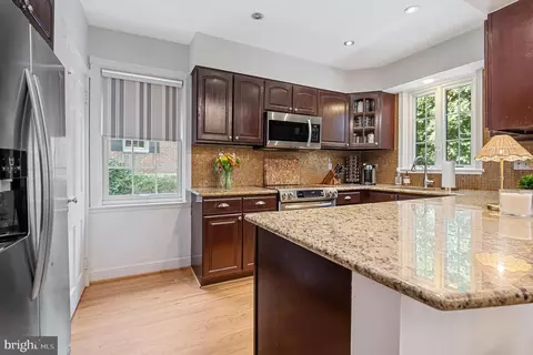 Kitchen - 27 Murray Hill Cir, Baltimore, MD 21212 photo 2 of 5
