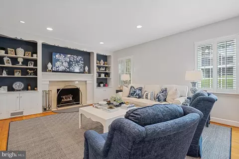 Living - 27 Murray Hill Cir, Baltimore, MD 21212 photo 2 of 2