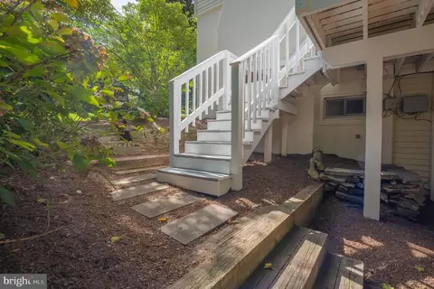 Exterior - 27 Murray Hill Cir, Baltimore, MD 21212 photo 15 of 19
