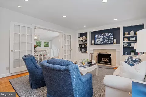 Living - 27 Murray Hill Cir, Baltimore, MD 21212 photo 1 of 2