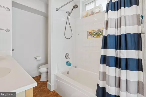 Bath - 27 Murray Hill Cir, Baltimore, MD 21212 photo 7 of 11