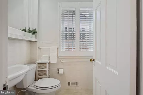 Bath - 27 Murray Hill Cir, Baltimore, MD 21212 photo 2 of 11