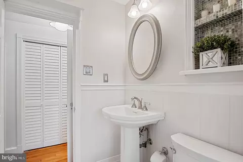 Bath - 27 Murray Hill Cir, Baltimore, MD 21212 photo 6 of 11