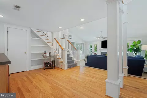 Entry Way - 27 Murray Hill Cir, Baltimore, MD 21212 photo 6 of 11