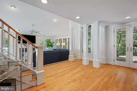 Entry Way - 27 Murray Hill Cir, Baltimore, MD 21212 photo 7 of 11