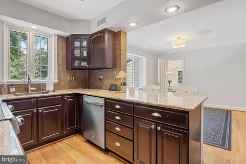 Kitchen - 27 Murray Hill Cir, Baltimore, MD 21212 photo 4 of 5