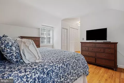 Bedroom - 27 Murray Hill Cir, Baltimore, MD 21212 photo 6 of 9