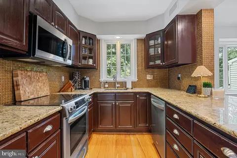 Kitchen - 27 Murray Hill Cir, Baltimore, MD 21212 photo 3 of 5