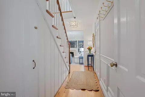 Entry Way - 27 Murray Hill Cir, Baltimore, MD 21212 photo 2 of 11