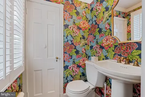 Bath - 27 Murray Hill Cir, Baltimore, MD 21212 photo 1 of 11