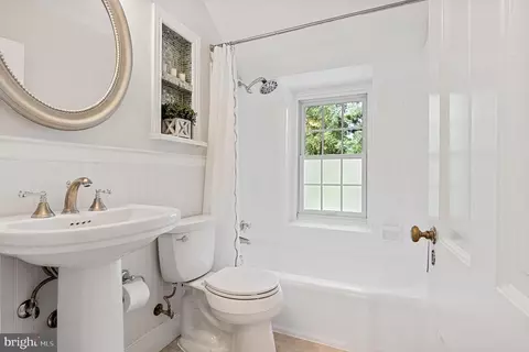 Bath - 27 Murray Hill Cir, Baltimore, MD 21212 photo 5 of 11