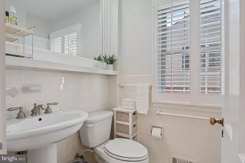 Bath - 27 Murray Hill Cir, Baltimore, MD 21212 photo 3 of 11