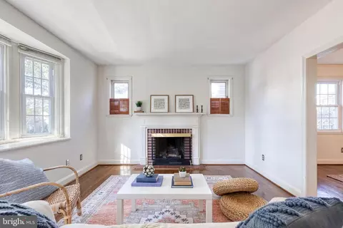 Living - 724 Murdock Rd, Baltimore, MD 21212 photo 6 of 10